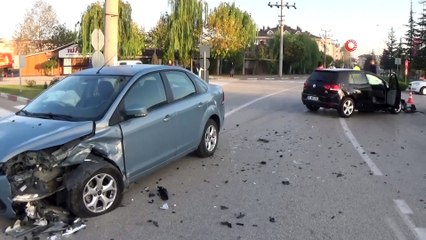 Kavşakta yaşanan kaza kameraya böyle yansıdı