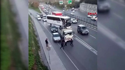 Trafik tartışmasına giren iki sürücü arasındaki sopalı kavga kamerada