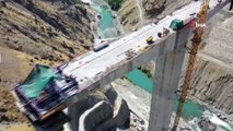 50 yıllık hayal için geri sayım devam ediyor... Türkiye’nin en büyük açıklığa sahip köprüsü Bitlis ile Siirt arasında yapılıyor