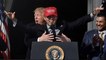 Momento en el que Trump recrea el icónico momento de 'Titanic', al abrazar a una estrella del béisbol