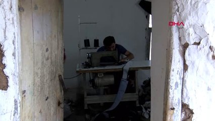 Diyarbakır eşinin terk ettiği kadın, çocuklarıyla beraber haftada bin çift iş eldiveni üretiyor -