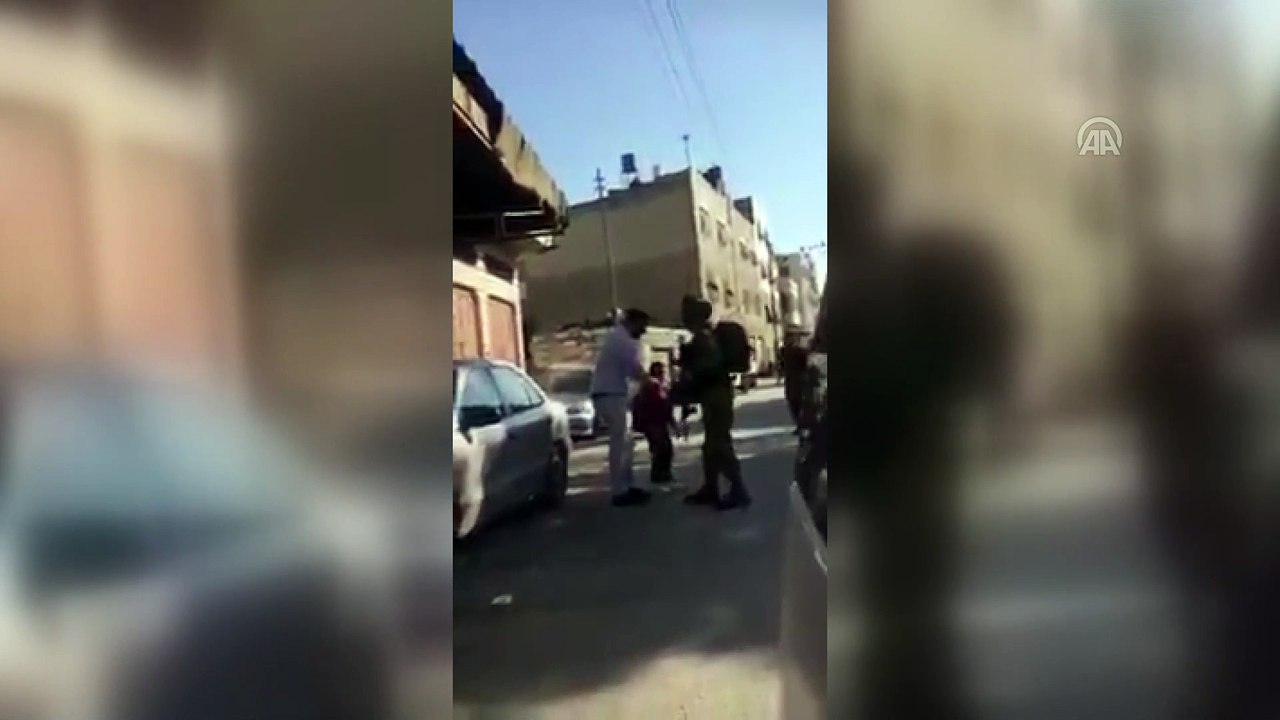 İsrail askeri Filistinli babaya çocuğunun önünde silah doğrulttu