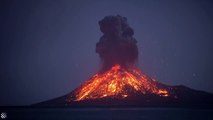 Les images exceptionnelles d'une éruption nocturne du volcan Krakatoa