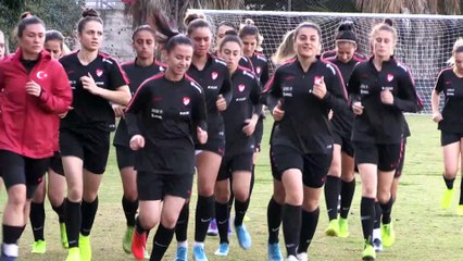 Teknik direktör Tuncel: 'Kadın futbolunun ilerlemesi için Süper Lig kulüpleri takım kurmalı' - İZMİR