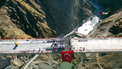 Türkiye’nin en büyük konsol viyadüklü asma köprüsü tamamlandı
