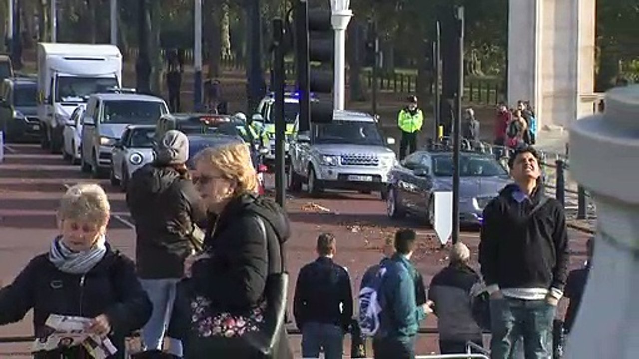 Boris Johnson visits Queen to dissolve Parliament