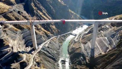 Türkiye'nin en büyük konsol viyadüklü asma köprüsü tamamlandı