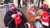 HDP önünde evlat nöbeti tutan annelerden Cumhurbaşkanı Erdoğan ve MHP lideri Bahçeli’ye 'Ay Yıldızlı' atkı