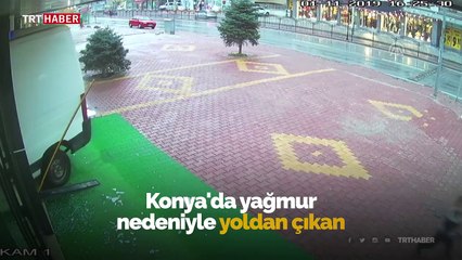 Yağmur nedeniyle yoldan çıkan minibüs giyim dükkanına girdi