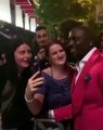 Video Après sa chaine volée, Akon fait le bonheur d'un Sénégalais
