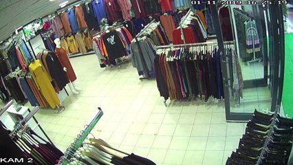 Yağmur nedeniyle yoldan çıkan minibüs giyim dükkanına girdi - KONYA