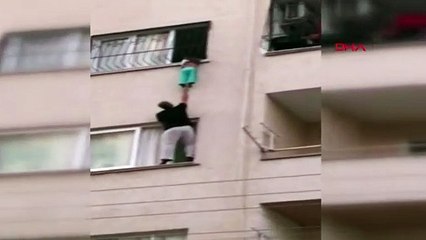 Korkuluklara sıkışan çocuk böyle kurtarıldı! İşte görüntüler