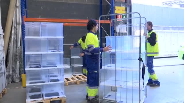 Las urnas comienzan a llegar a los colegios electorales