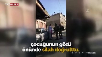 İsrail askeri Filistinli babaya çocuğunun önünde silah doğrulttu
