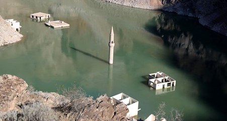 Su seviyesi düştü, baraj altındaki köy gün yüzüne çıktı