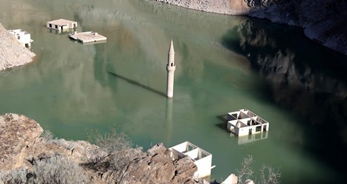 Su seviyesi düştü, baraj altındaki köy gün yüzüne çıktı