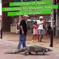 Vídeo viral: Este anciano saca a pasear a su caimán como si fuera un perrito por la calle…