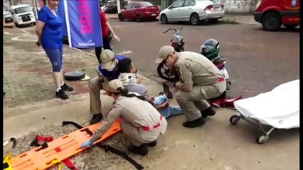 Homem é vítima de acidente entre carro e moto, na Avenida Carlos Gomes