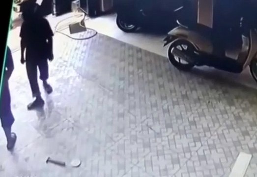 Yer yarıldı zemin üzerine düştü