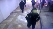 Fatih'te bir iş yeri çalışanının silah zoruyla gasp edilme anları güvenlik kamerasında