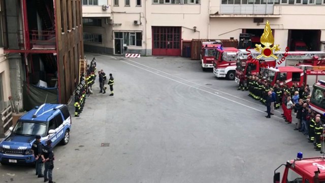 Vigili del fuoco morti ad Alessandria, l'omaggio della polizia di Genova (05.11.19)