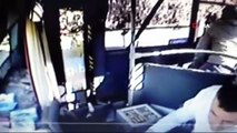 Engelli kartıyla otobüse binen şahıs şoföre böyle saldırdı