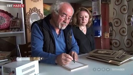 Burdurlu çift bölgenin tarihini ahşaba işleyerek anlatıyor