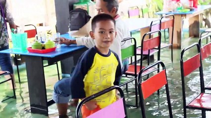 Foodies in Indonesia dip their toes in unique wet floor restaurant inhabited by fish