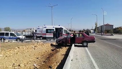 Şarkikaraağaç'ta otomobil refüje çarptı: 2 yaralı - ISPARTA
