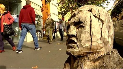 ویدئو؛ هنرمند ایتالیایی به درخت‌های مُرده رم جان بخشید