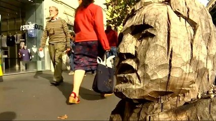 Arte: l'uomo che sussurra ai tronchi d'albero