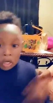 Effrayé par une araignée d'un filtre instagram sur son visage !