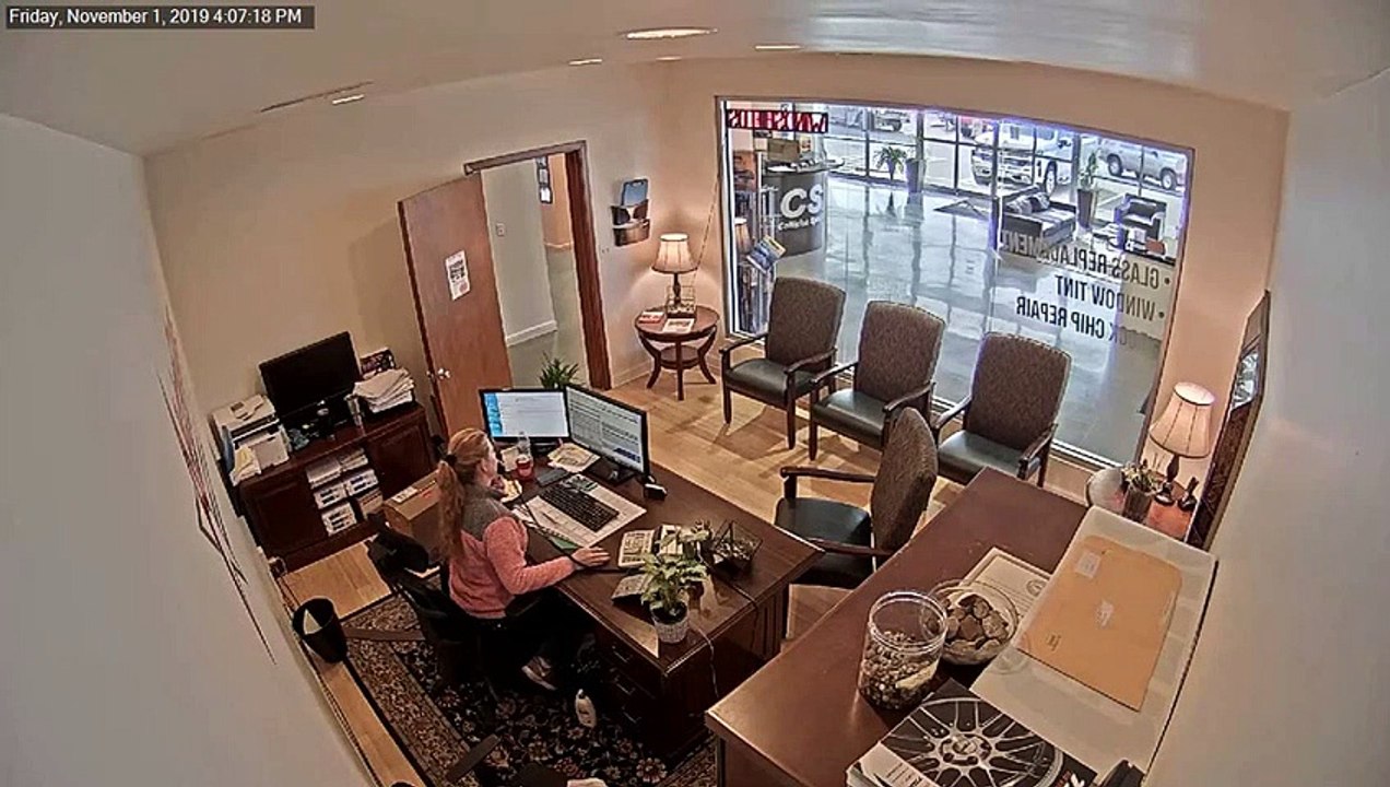 Ce 4x4 rentre dans le magasin par la vitrine !