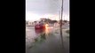 Il roule dans l'inondation, sa voiture prend feu de surchauffe !