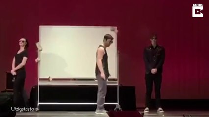 Show au lycée : il dessine un rond parfait au tableau à la main !