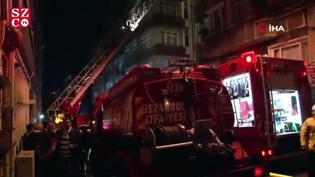 Fatih’te 6 katlı binanın çatısında korkutan yangın