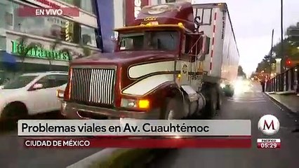 Tráiler se sube a camellón y se atora en avenida Cuauhtémoc