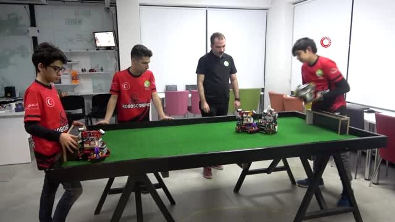Yerli ve milli yapay zekaya sahip futbol oynaya...