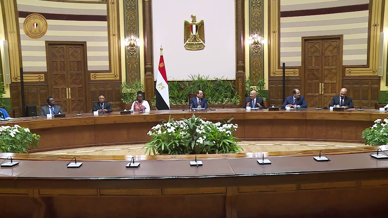 تفاصيل اجتماع السيسي برئيس المنطقة الاقتصادية لقناة السويس