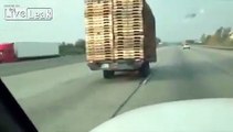 Un automobiliste croise une remorque qui roule toute seule sur l'autoroute !