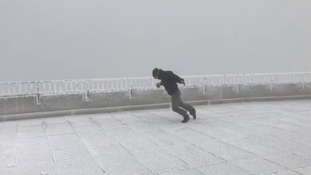 Il sort en pleine tempête et fait face à des vents de 170kmh !