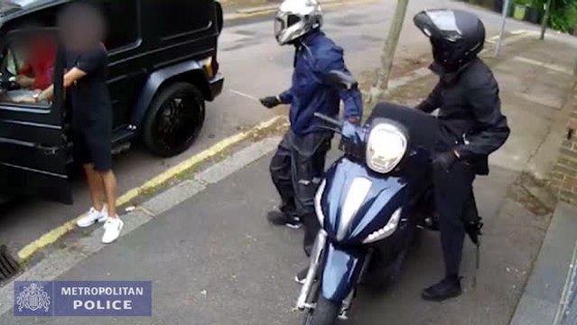 Police release footage of attempted robbery of Ozil and Kolasinac