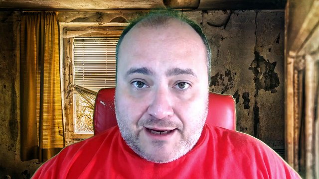 A FOTO DO FANTASMA OLHANDO PELA JANELA ASSUSTOU TRANSEUNTES NA RUA