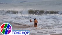 Biển Nha Trang sóng lớn, nhiều người vẫn tắm liều và chụp ảnh selfie