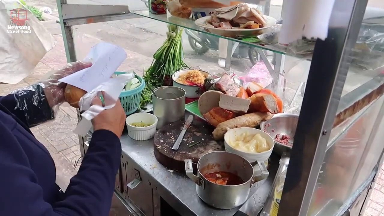 Banh Mi Saigon et mélange de fruits Sweet Gruel - Vietnam Street Food