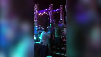 فضيحة جديدة.. شاهد طرد الشبيحة لـ حيدرة سليمان من حفلة فنية (فيديو)