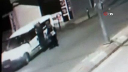 Kadının yola düşürdüğü telefonu kamyonetten inip böyle çaldı