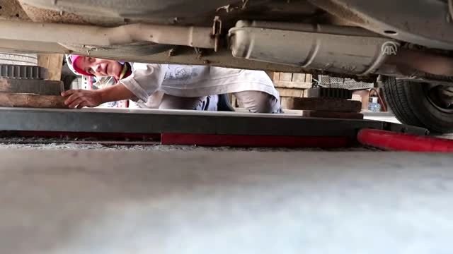 Makbule usta eşinden devraldığı lastik tamirhanesini işletiyor