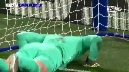 Kepa se marca un autogol con la cara y provoca las burlas de uno de sus compañeros del Chelsea