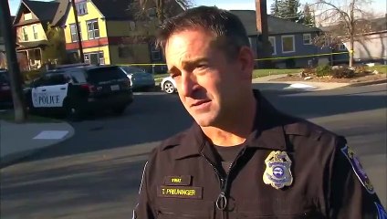 Vídeo viral: Este gato 'asalta' a un oficial de policía e interrumpe su entrevista con la prensa